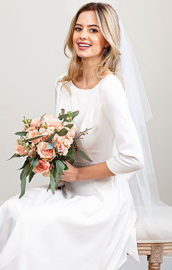 Hochzeitsschleier mit Schnittkante kurz (Elfenbein Weiß mit Schmuck-Kamm)